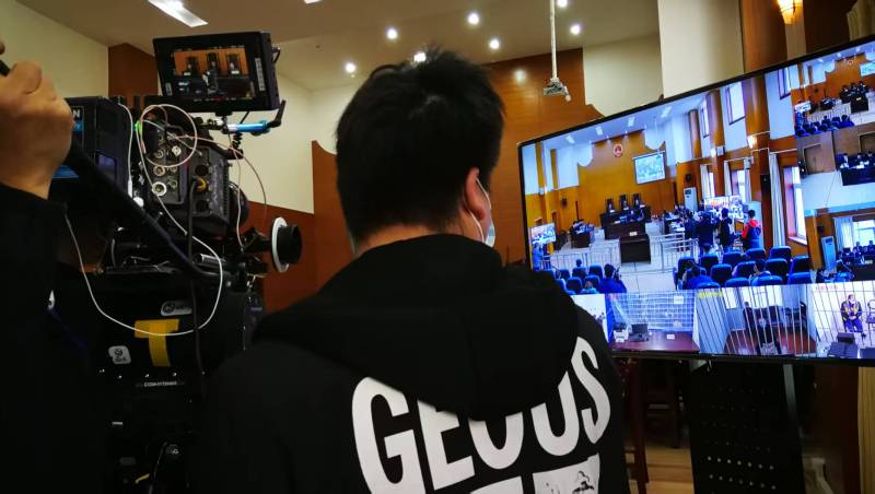 AI生成VS人工创意——梁园区广告片拍摄公司的技术浪漫主义实践